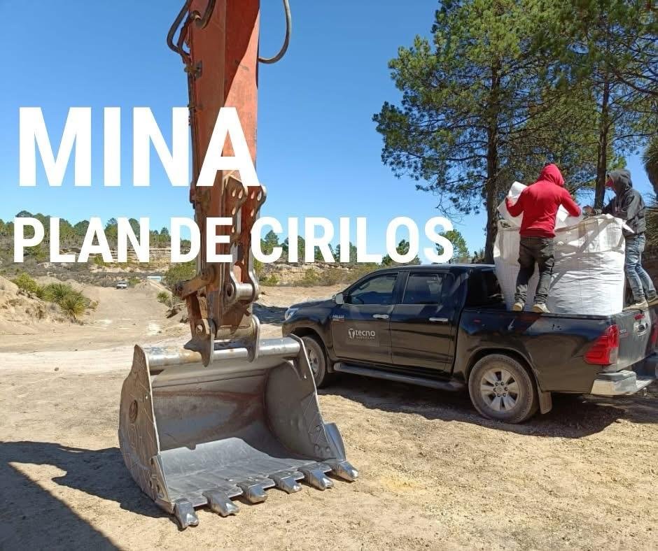 Excavadora y maquinaria en la Mina Plan Cirilos